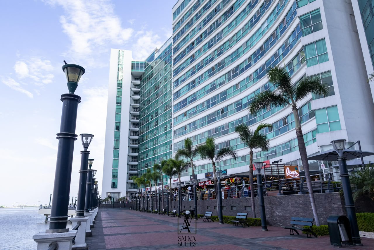 Edificio y malecón de Puerto Santa Ana