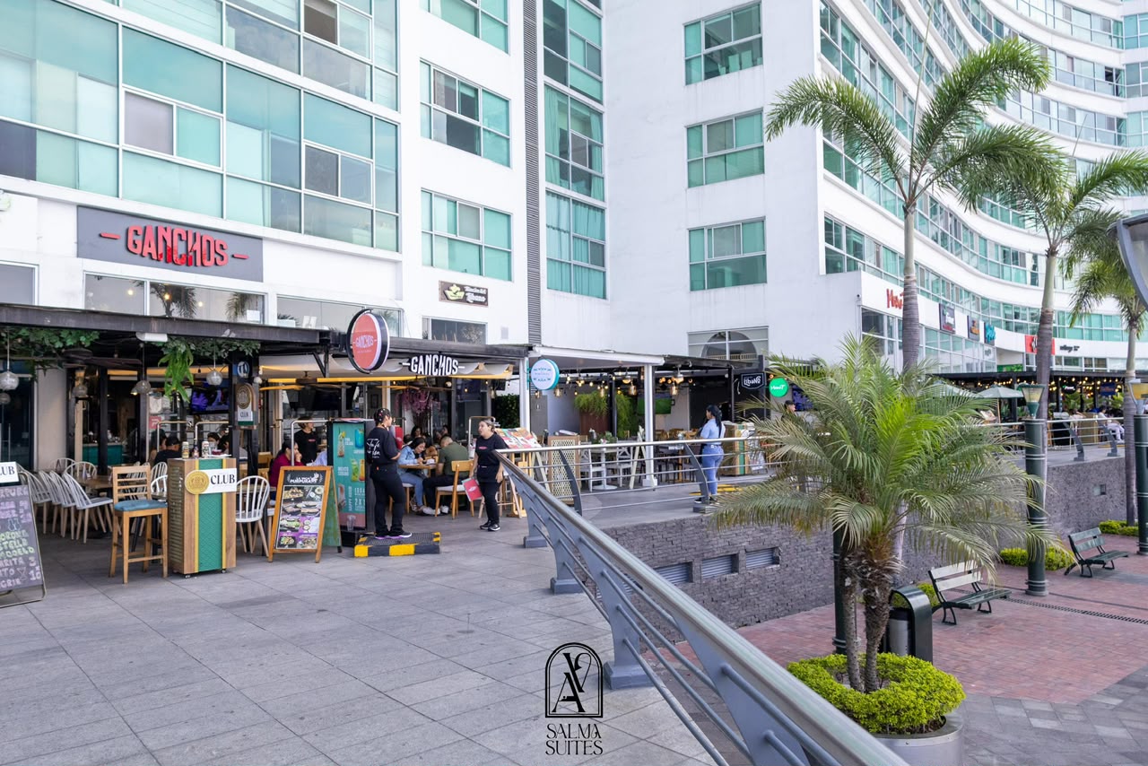 Restaurantes y paseo exterior de Puerto Santa Ana
