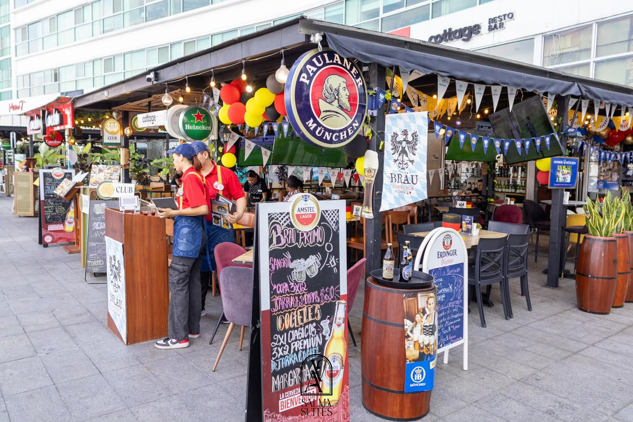 Zona gastronómica exterior de Puerto Santa Ana