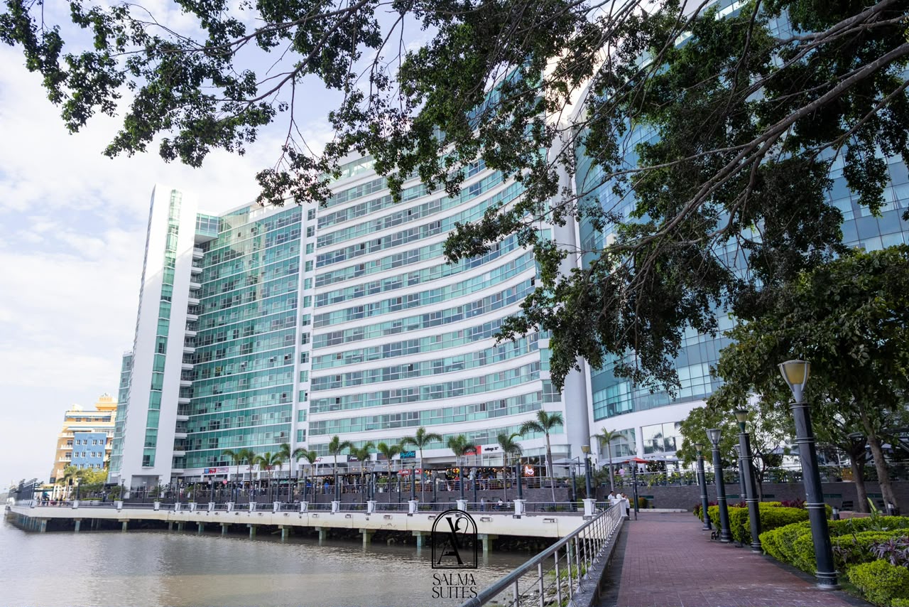 Exterior de Puerto Santa Ana junto al río