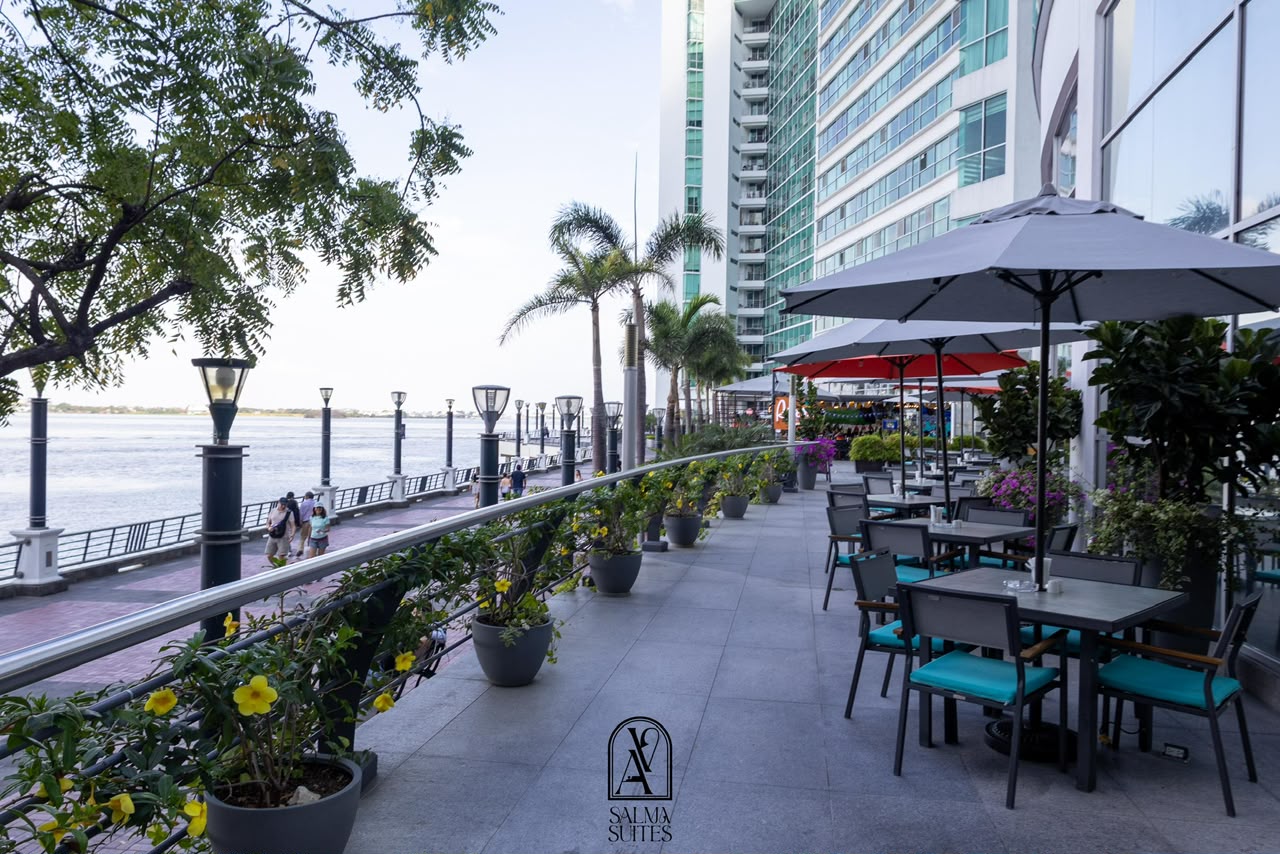 Terraza exterior frente al río en Puerto Santa Ana